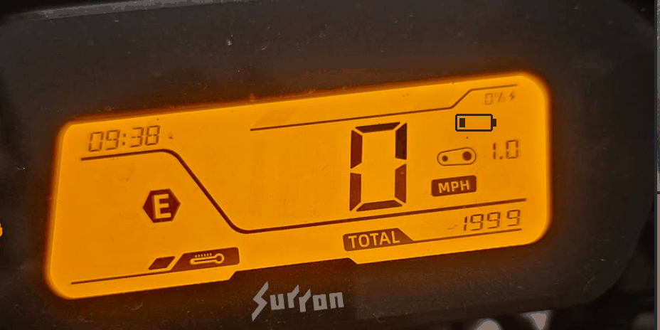 Animated stock SURRON Ultra Bee display showing 0% with a blinking battery icon when the battery does not communicate over CAN